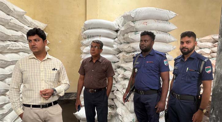 অধিক দামে সার বিক্রির অপরাধে মাগুরায় ৫০ হাজার টাকা জরিমানা 